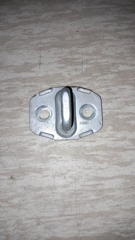 Петля-зацеп (ответная часть) замка двери передней 6941033030 TOYOTA