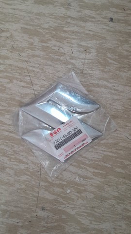 Эмблема решетки радиатора 7781165J000PG SUZUKI