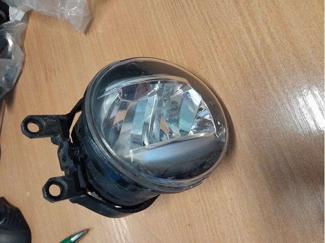 Противотуманная фара левая 8122048051 TOYOTA