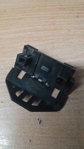 Кронштейн бампера заднего, центральный DFR550251 MAZDA