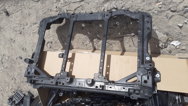 Рамка крепления радиатора K15653110B MAZDA