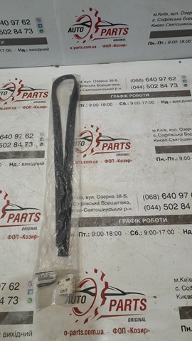 Резинка под капот KB7W56770A MAZDA