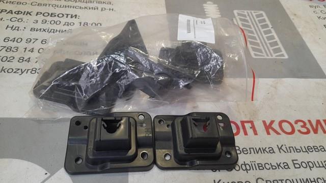 KB8A50151 Кронштейн решетки радиатора купить Николаев