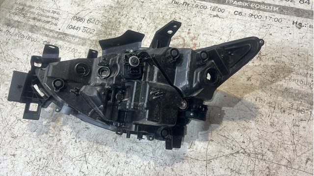 MAZDA KB8M51031F Правая фара в наличии Киев
