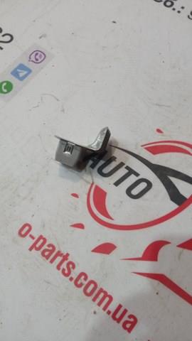 Кронштейн решетки радиатора KD4550ES1 MAZDA