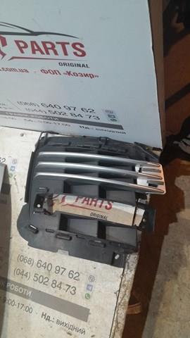 Решетка переднего бампера, правая LR118369 LAND ROVER