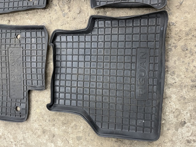 Резиновые коврики задние 5N006151282V VAG