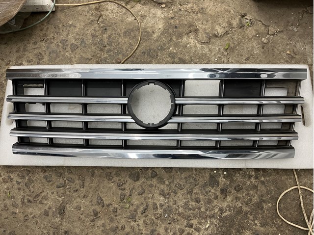 Решетка радиатора Volkswagen Touareg 3