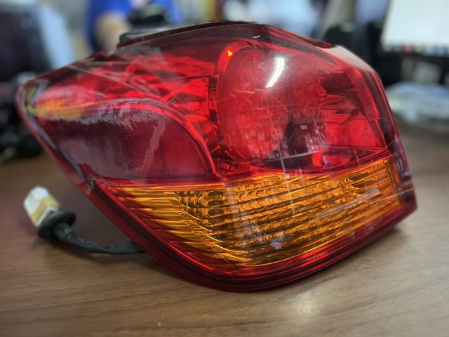 Задняя левая внешняя фара 8330A689 MITSUBISHI
