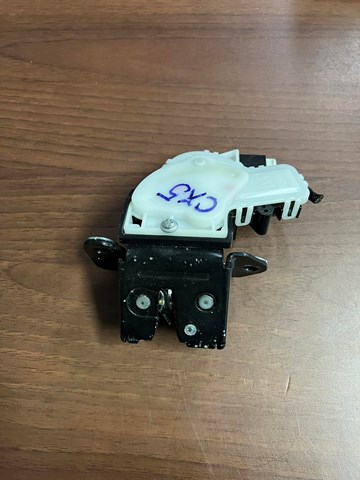 Замок и ручка двери задка G33M62310 MAZDA