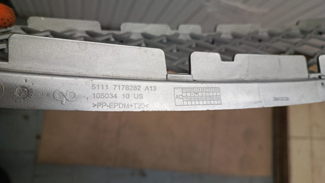Решетка бампера переднего центральная 51117176282 BMW