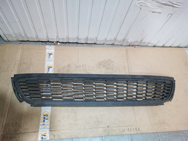 Решетка на бампер 6R0853677A VAG