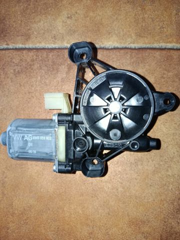 Мотор стеклоподъемника двери передней, правой 8W0959802 VAG
