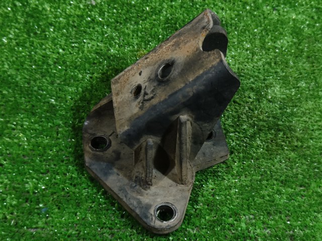Кронштейн подушки (опоры) двигателя, левой 1091A079 MITSUBISHI