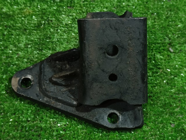 Кронштейн подушки (опоры) двигателя, правой 1091A080 MITSUBISHI