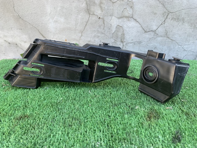 Направляющая заднего бампера, правая 1K6807376 VAG
