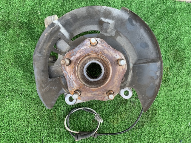 Цапфа (поворотный кулак) передний правый 40014JA00A NISSAN