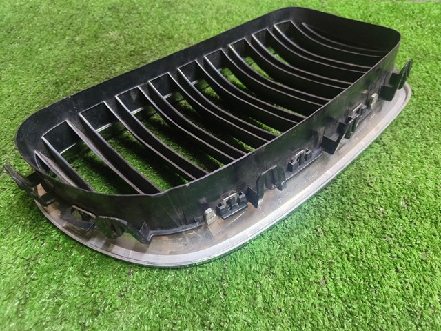 BMW 7412323 Решетка радиатора левая в наличии Чернигов