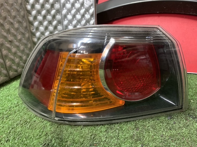 Задняя левая внешняя фара 8330A623 MITSUBISHI