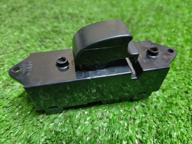 Кнопка включения мотора стеклоподъемника задняя 8608A063 MITSUBISHI