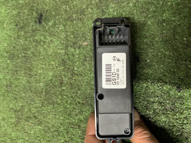 GS1D66370 MAZDA Кнопка стеклоподъемника передняя купить в Сумы