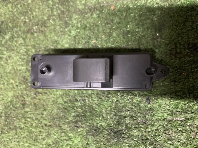 MAZDA GS1D66370 Кнопка включения мотора стеклоподъемника передняя правая в наличии Житомир