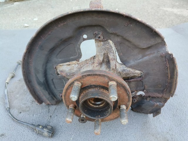 Цапфа поворотная левая LR006859 LAND ROVER