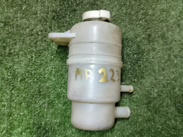 Бачок и трубопроводы Митсубиси Спейс-Вагон 3