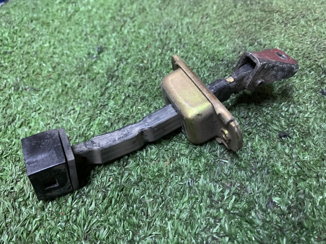 Ограничитель открывания задней двери MR473583 MITSUBISHI