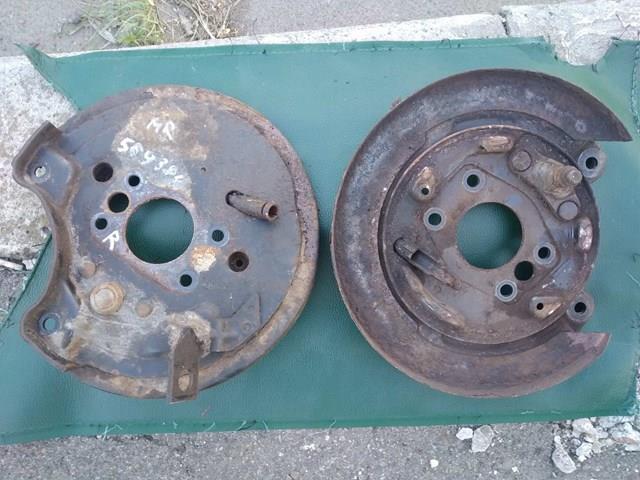 MR569389 Mitsubishi пластина задних тормозов левая