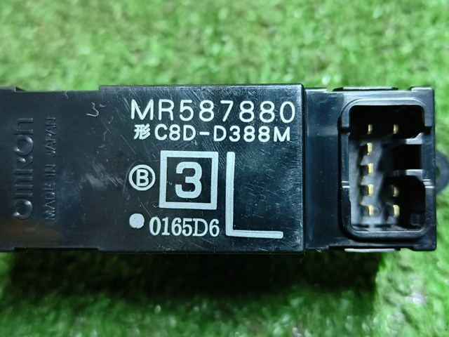 MR587880 Кнопочный блок управления стеклоподъемником задний левый купить Ирпень