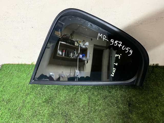 Стекло багажника, левое MR957059 MITSUBISHI