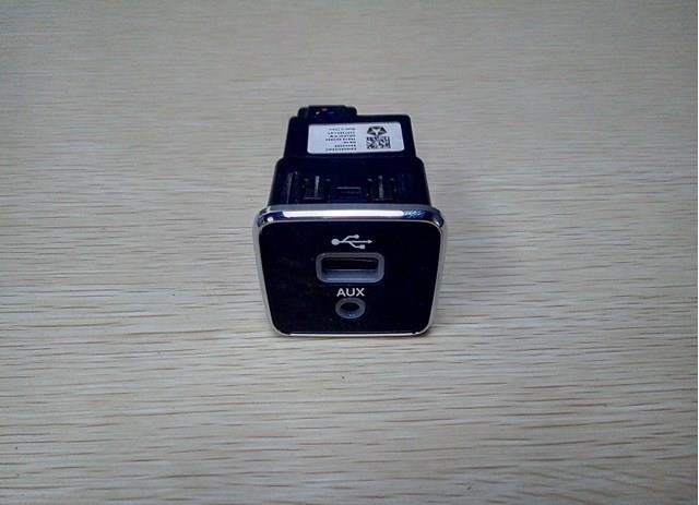 USB-разветвитель 5XG28DX9AD CHRYSLER