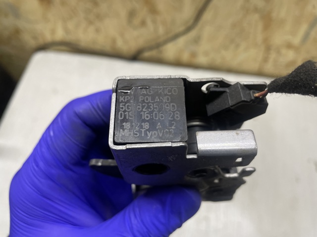 VAG 5G1823509D Замок капота в наличии Николаев