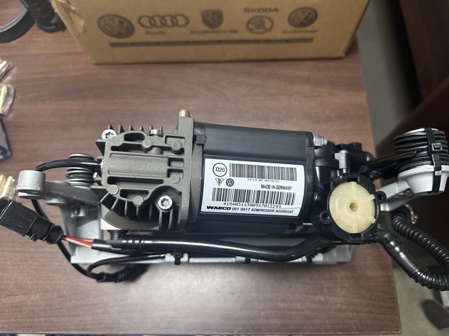Компрессор пневмоподвески 7L0616007 VAG