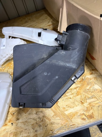  Корпус воздушного фильтра 13718580424 BMW