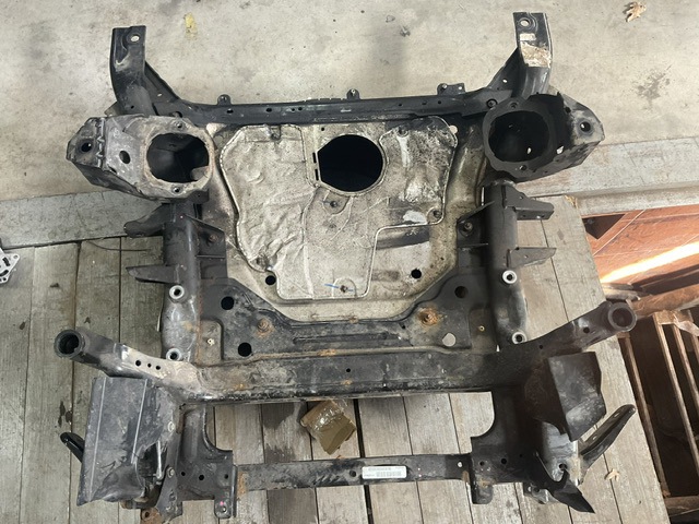 Подрамник передней подвески 31116866689 BMW