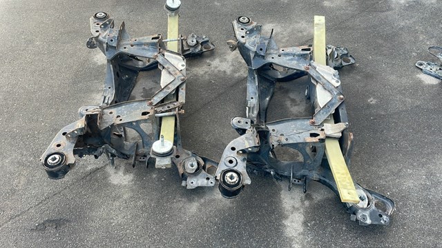 Поперечка задней подвески 31681543 VOLVO