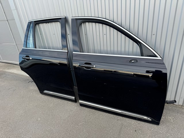 Пассажирская передняя дверь 32133217 VOLVO