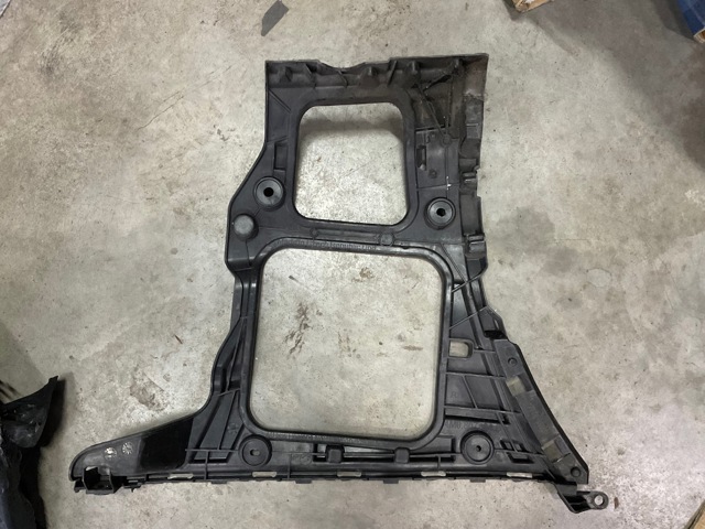 Крепление бамера правое 4M0807454B VAG