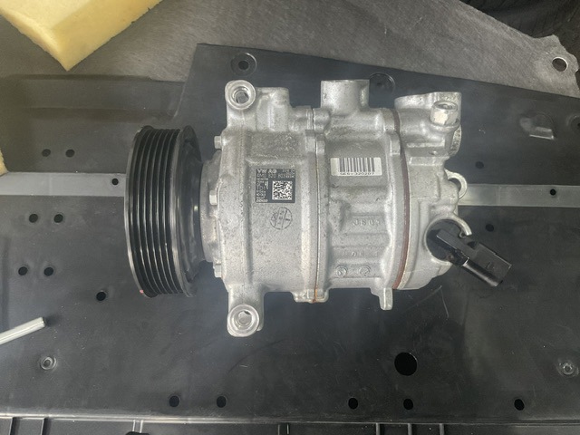 Компрессор кондиционера 4M0820803 VAG