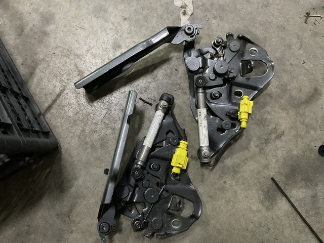 Шарнир капота правый 4M0823302B VAG