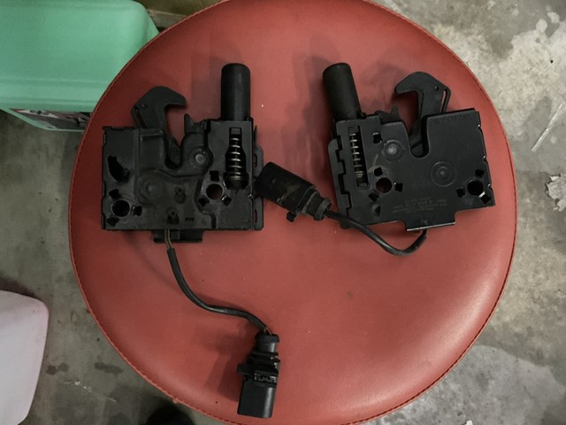 Замок крышки капота 4M0823509B VAG