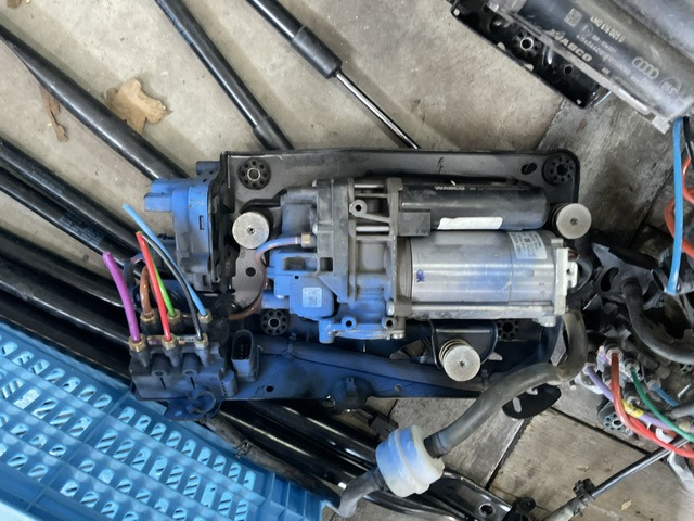 Компрессор пневмоподкачки (амортизаторов) 4N0616005C VAG
