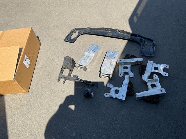 Кронштейн усилителя переднего бампера 51117266191 BMW