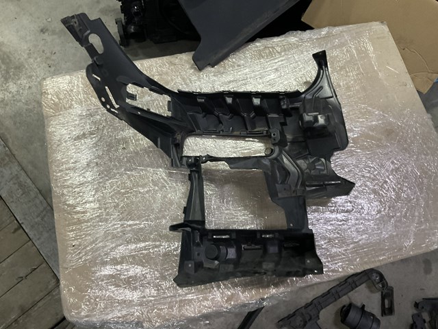 Крепление противотуманки, левой 51117421819 BMW