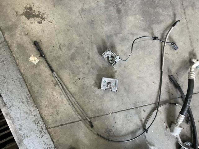 51232753419 BMW Замок капота левый купить в Чернигов