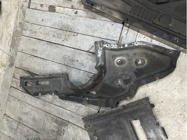 Защита днища передняя левая 51757325390 BMW
