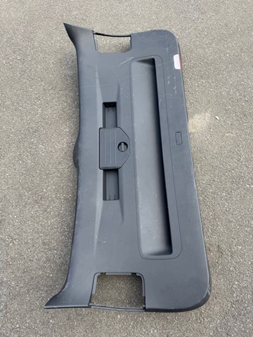 Пластик пятой двери 7P6867601D82V VAG