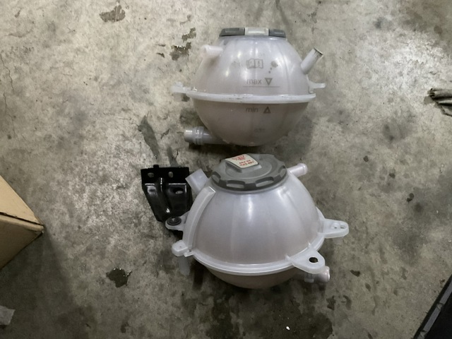 Бачок системы охлаждения двигателя расширительный 80A121405AG VAG